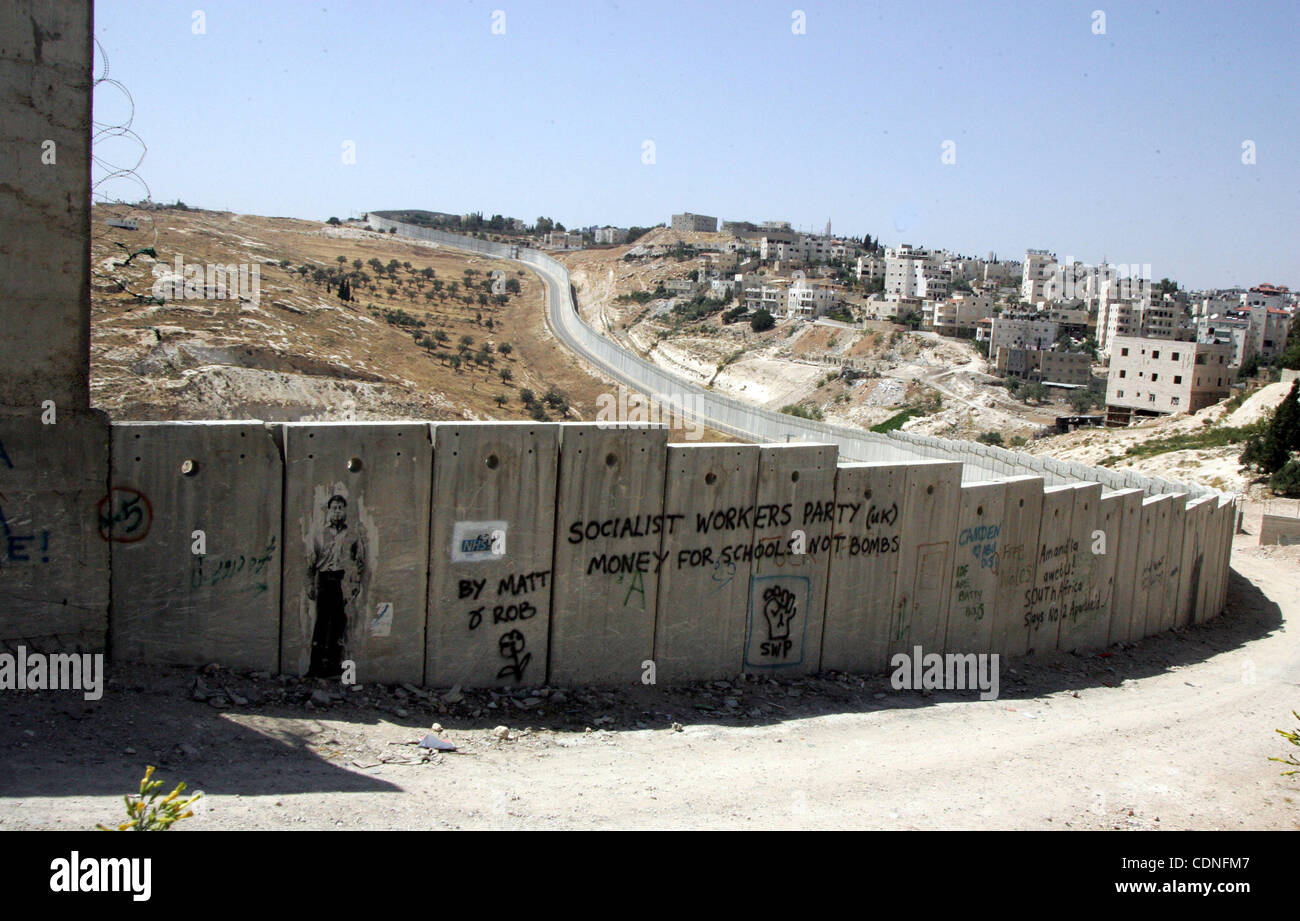 Jun 4, 2011 - Jérusalem, Israël - une vue d'une partie d'Israël la controversée barrière de séparation dans la ville cisjordanienne de Abu Dis. Israël dit-on les 723 kilomètres (454 milles) de l'acier et le béton des murs, des clôtures et des barbelés sont nécessaires pour la sécurité. Les Palestiniens estiment que c'est un accaparement des terres que Banque D'Images