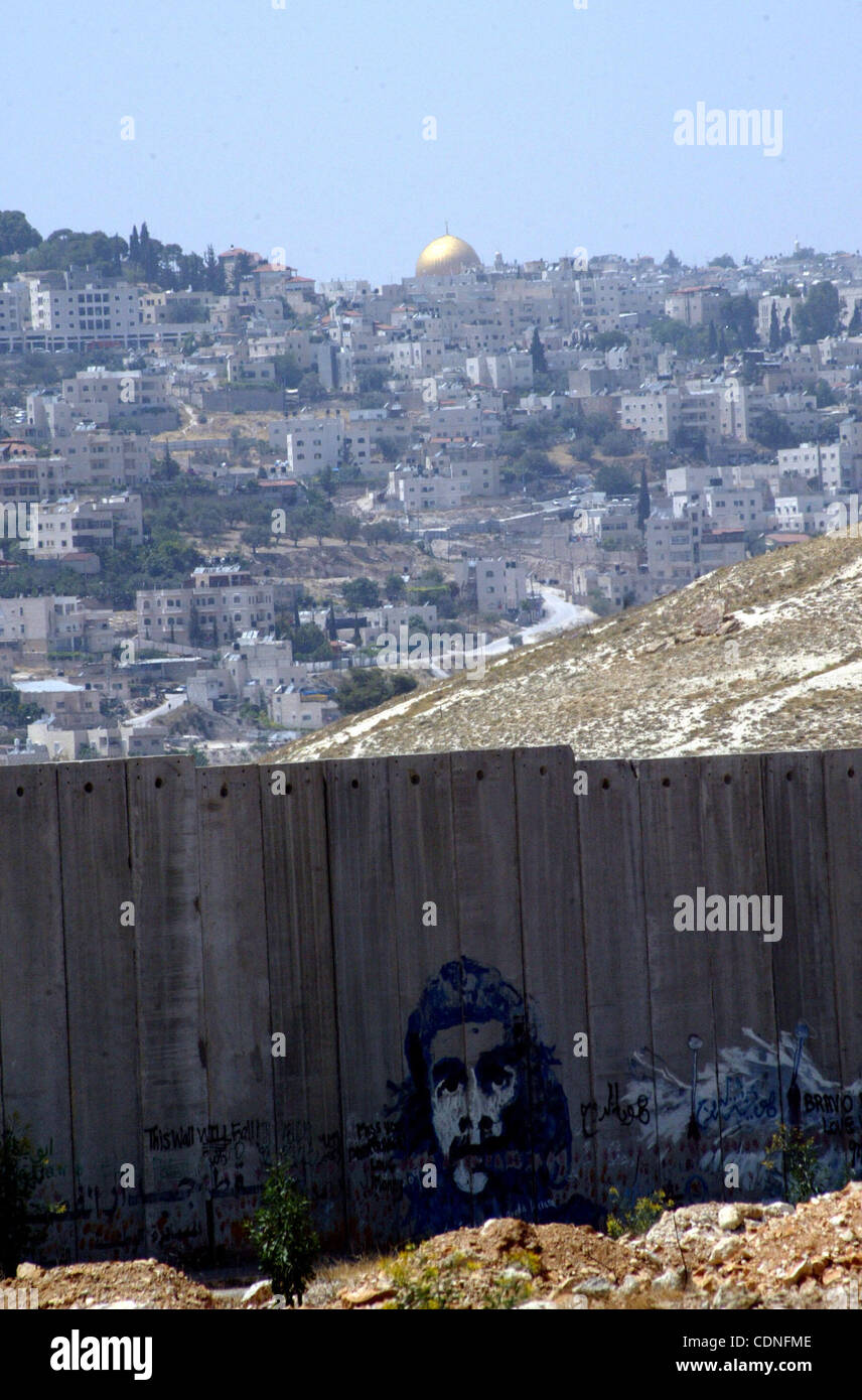 Jun 4, 2011 - Jérusalem, Israël - une vue d'une partie d'Israël la controversée barrière de séparation dans la ville cisjordanienne de Abu Dis. Israël dit-on les 723 kilomètres (454 milles) de l'acier et le béton des murs, des clôtures et des barbelés sont nécessaires pour la sécurité. Les Palestiniens estiment que c'est un accaparement des terres que Banque D'Images