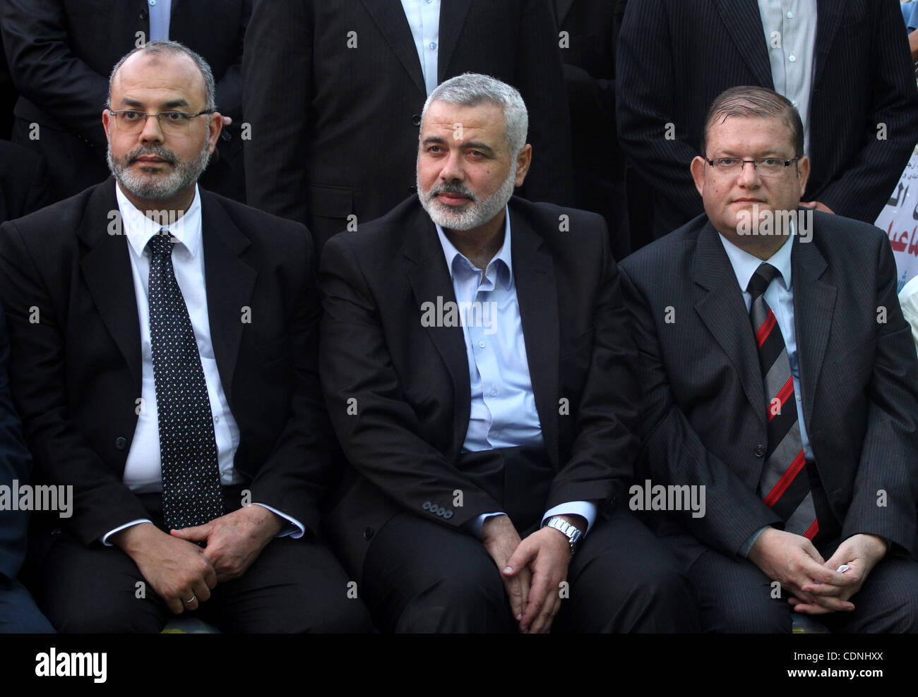 12 juin 2011 - La ville de Gaza, bande de Gaza - Les membres des Frères Musulmans, EZZ EL-DEEN AL-HUSSINI et HAZEM FAROUK s'asseoir à côté de premier ministre palestinien dans la bande de Gaza, ISMAIL HANYIA pendant leur visite à la tente de Mohammed Shamaa condoléances, l'un des fondateurs du mouvement du Hamas, dans la ville de Gaza d Banque D'Images