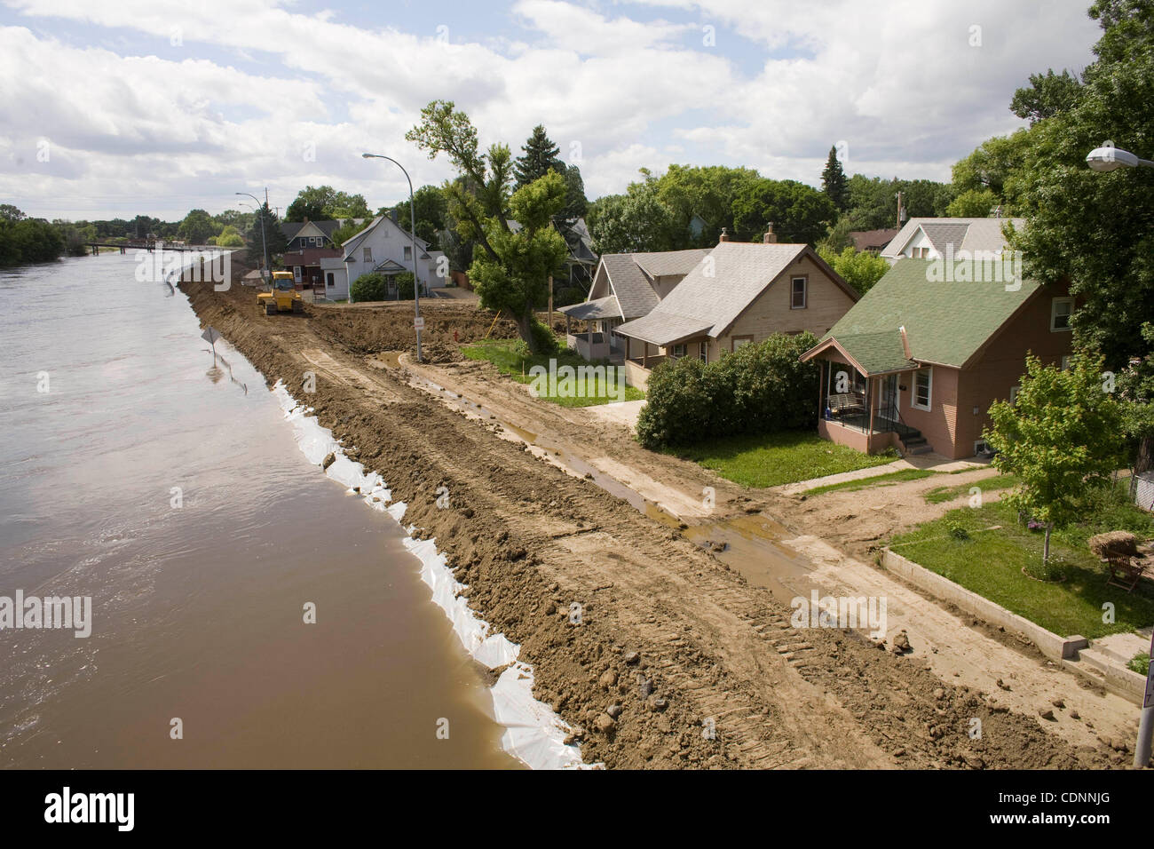 22 juin, 2011 - Minot, Dakota du Nord - l'augmentation des métiers de la rivière Souris au-dessus de maisons évacuées en tant que travailleurs essayer de défendre la ville de l'augmentation rapide du fleuve. Un taux record de crest devrait atteindre jusqu'à cinq pieds plus haut que le record de tous les temps mis dans les années 1800. (Crédit image : © Dave Arnts Banque D'Images