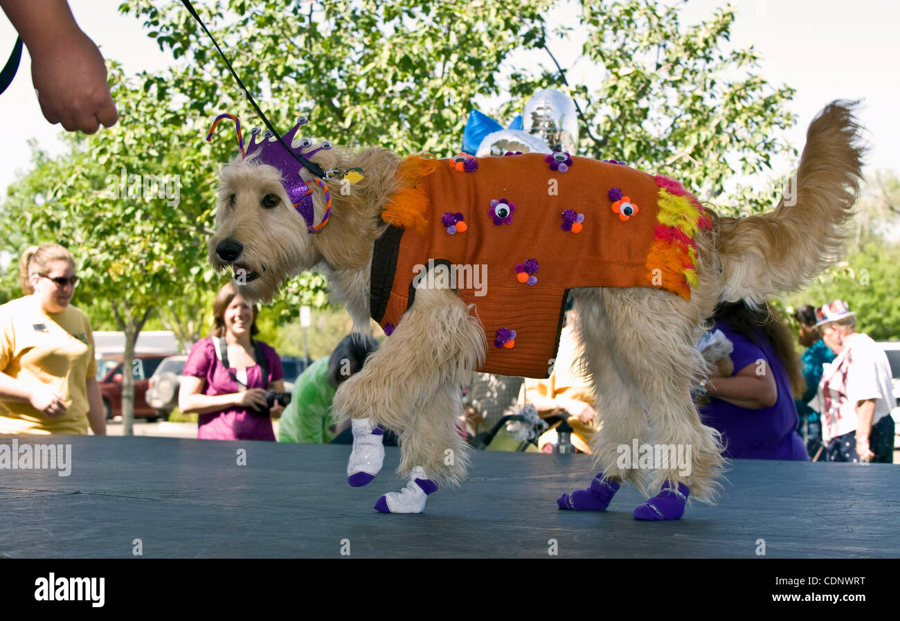 02 juillet 2011 - Roswell, Nouveau Mexique, USA - Le concours de costumes  d'animaux exotiques est réalisée au cours de l'OVNI Roswell annuel  Festival. 2011 marque le 64e anniversaire de l'incident de