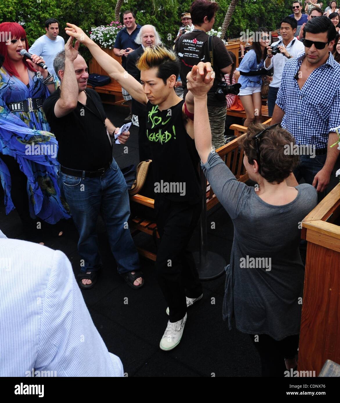 4 juillet 2011 - New York, États-Unis - hot dog japonais TAKERU KOBAYASHI champion manger après d'établir un record en mangeant des saucisses de 69 à 10 minutes sur le 230 Fifth Avenue Bar sur le toit ! Kobayashi se sont mesurés à la célèbre International Nathan Concours de hot-dog à l'investiture en direct par satellite à partir de la via Banque D'Images