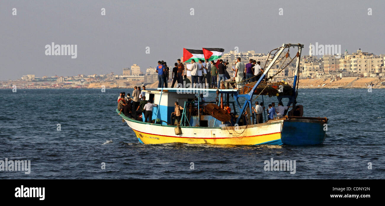 Palestiniens prendre part au cours d'une manifestation dans le port à la ville de Gaza le 7 juillet 2011. L'espoir d'activistes Pro-Palestinian naviguer vers Gaza cette semaine s'attendait à leur flottille, d'être bloqué par la marine israélienne. Photo par Ashraf Amra Banque D'Images