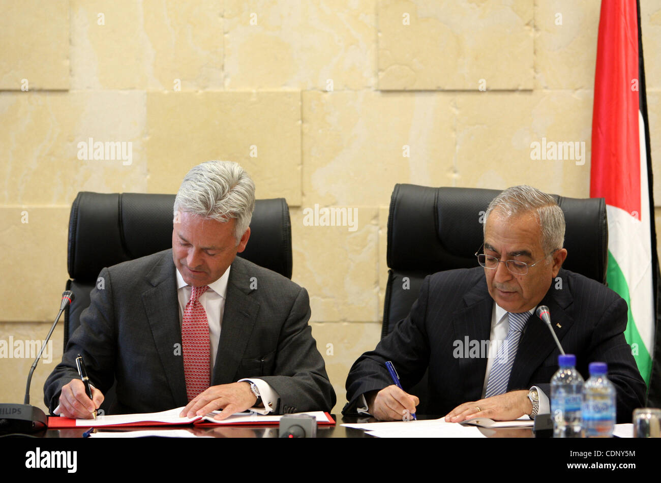 Le Premier Ministre palestinien, Salam Fayyad, lors de la cérémonie de signature d'accord avec Alan Duncan, ministre d'État au Développement International dans la ville de Ramallah, en Cisjordanie, le 7 juillet 2011. Photo par Mustafa Abu Dayeh Banque D'Images