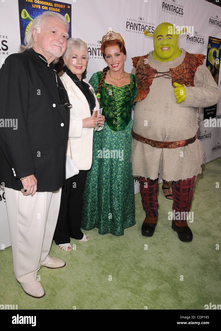 13 juillet 2011 - Hollywood, Californie, États-Unis - soirée d'ouverture de la comédie musicale ''hrærek» au Pantages Theatre à Hollywood, CA 7/13/2011 11..MARTY INGELS, SHIRLEY JONES, la princesse Fiona, Shrek(Image Crédit : Â© Scott Kirkland/Globe Photos/ZUMAPRESS.com) Banque D'Images