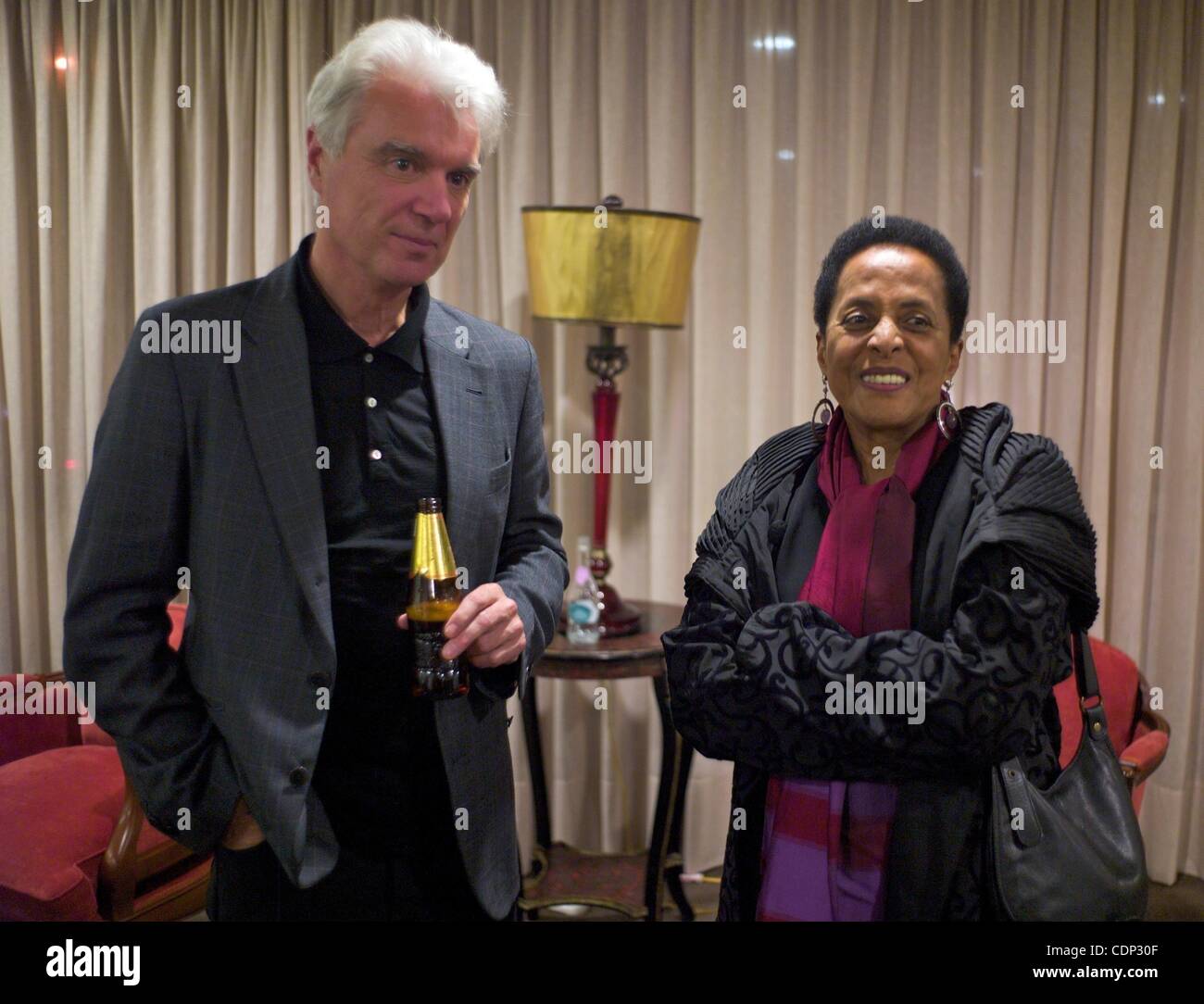 19 juillet 2011 - Lima, Lima, Pérou - Latin Grammy gagnant Susana Baca, droite, et David Byrne, membre fondateur de la nouvelle vague américaine band Talking Heads, converser à l'issue du 1er Forum International des villes, les vélos et l'avenir de la mobilité. Byrne s'est adressé au forum et promu h Banque D'Images