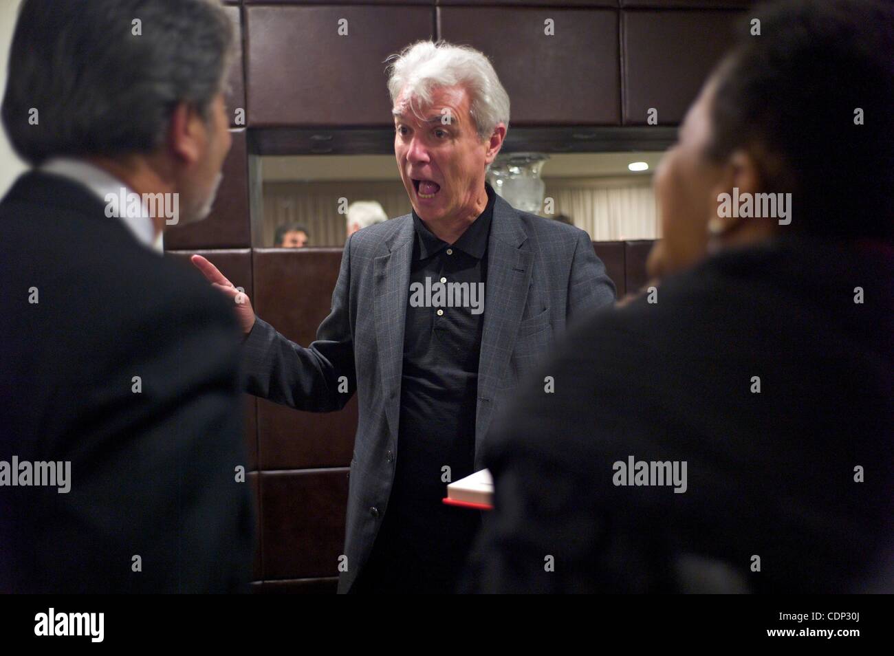 19 juillet 2011 - Lima, Lima, Pérou - David Byrne, centre, membre fondateur de la nouvelle vague américaine band Talking Heads, converse avec Latin Grammy gagnant Susana Baca, droite, et son mari, Ricardo Pereyra, à l'issue du 1er Forum International des villes, les vélos et l'avenir de Mobili Banque D'Images
