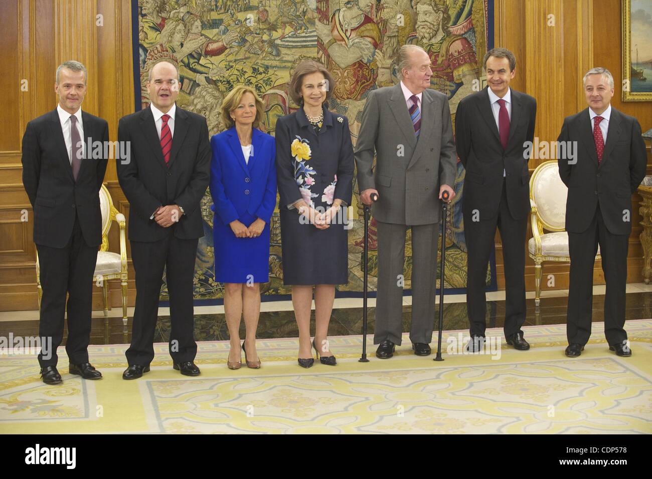 12 juillet 2011 - Madrid, Espagne - Jose Blanco, Antonio Camacho, Elena Salgado et Manuel Chaves, les nouveaux ministres signer prêtant serment en tant que Roi d'Espagne Juan Carlos, La Reine Sofia, Jose Luis Rodriguez Zapatero et CaamanÌƒo, Ministre de la Justice, la bienvenue aux nouveaux ministres au Palais Zarzuela le 11 juillet, 2011 i Banque D'Images