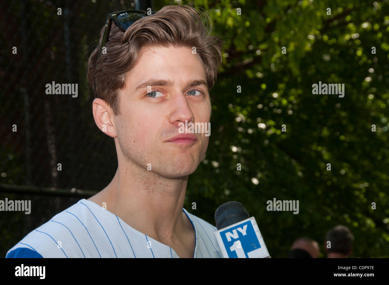 12 mai 2011 - New York City, New York, États-Unis - AARON TVEIT (ARRÊTE-MOI SI TU PEUX) d'être interviewé sur NY1. Le spectacle de Broadway League débute sa 57e saison de softball dans Central Park sur l'Hecksher Ballfields. (Crédit Image : &# 169 ; Brooke Ismach/ZUMAPRESS.com) Banque D'Images