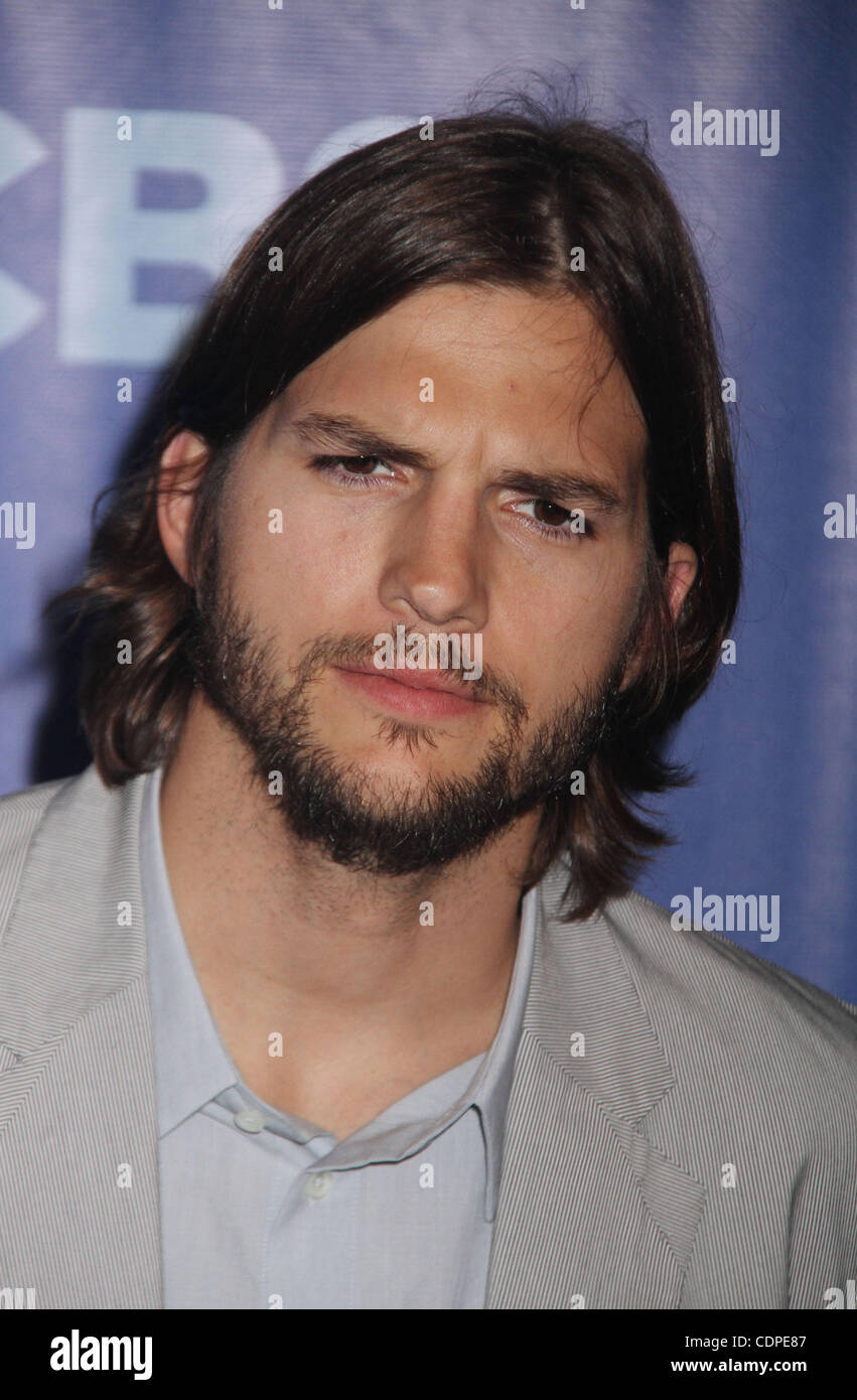 18 mai 2011 - New York, New York, États-Unis - ASHTON KUTCHER assiste à la CBS Upfront 2011 tenu au Lincoln Center. (Crédit Image : © Kaszerman ZUMAPRESS.com)/Nancy Banque D'Images