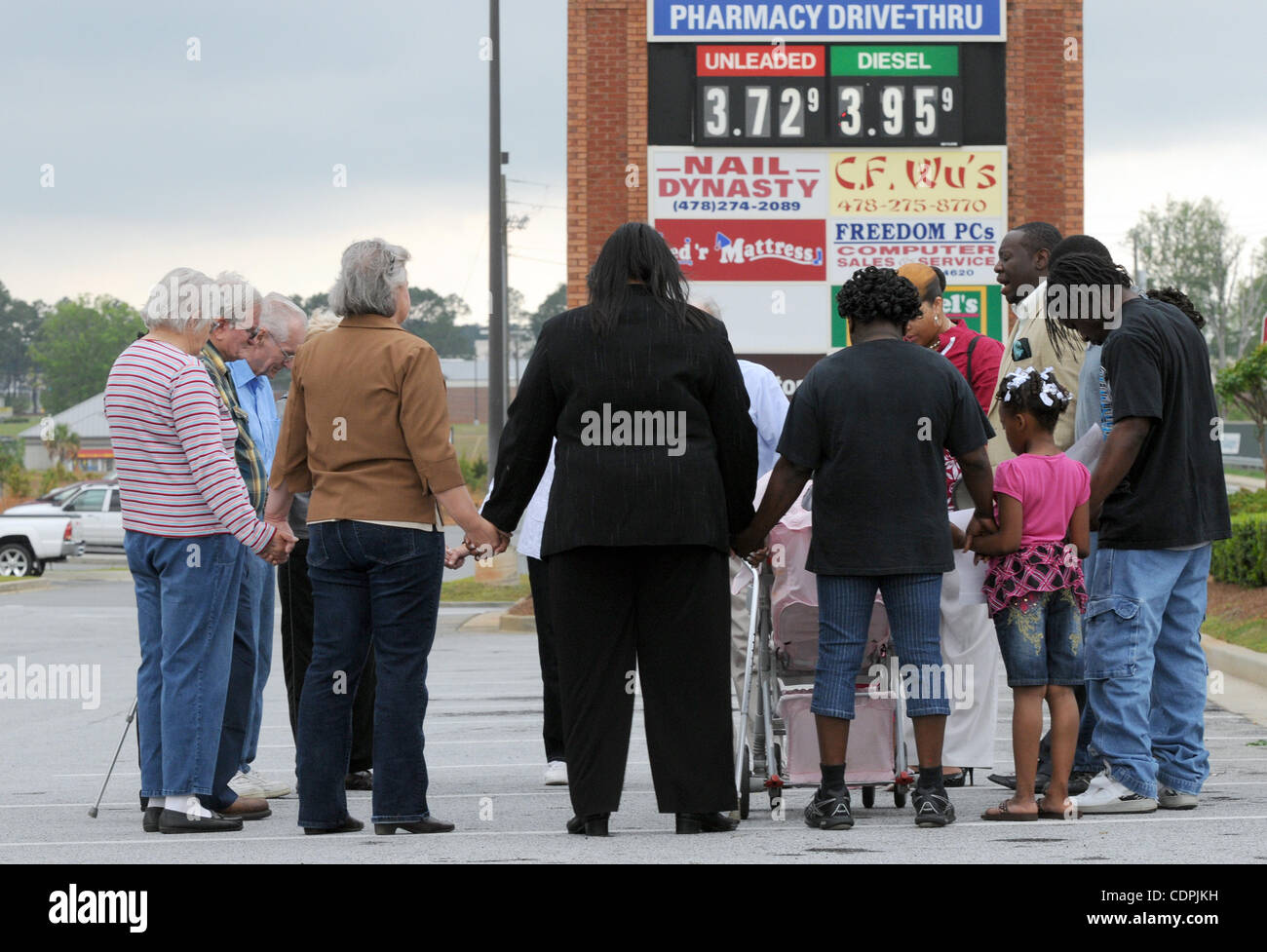 Avril 16, 2011 - Dublin, Ohio, États-Unis - Pasteur Marshall Mabry (R) de la source de lumière Christian Centre dirige un groupe de personnes participant à une veillée de prière pour la baisse des prix du carburant à côté d'une station essence de supermarché Kroger à Dublin, Georgia USA le 16 avril 2011. C'est la troisième fois Mabry ha Banque D'Images