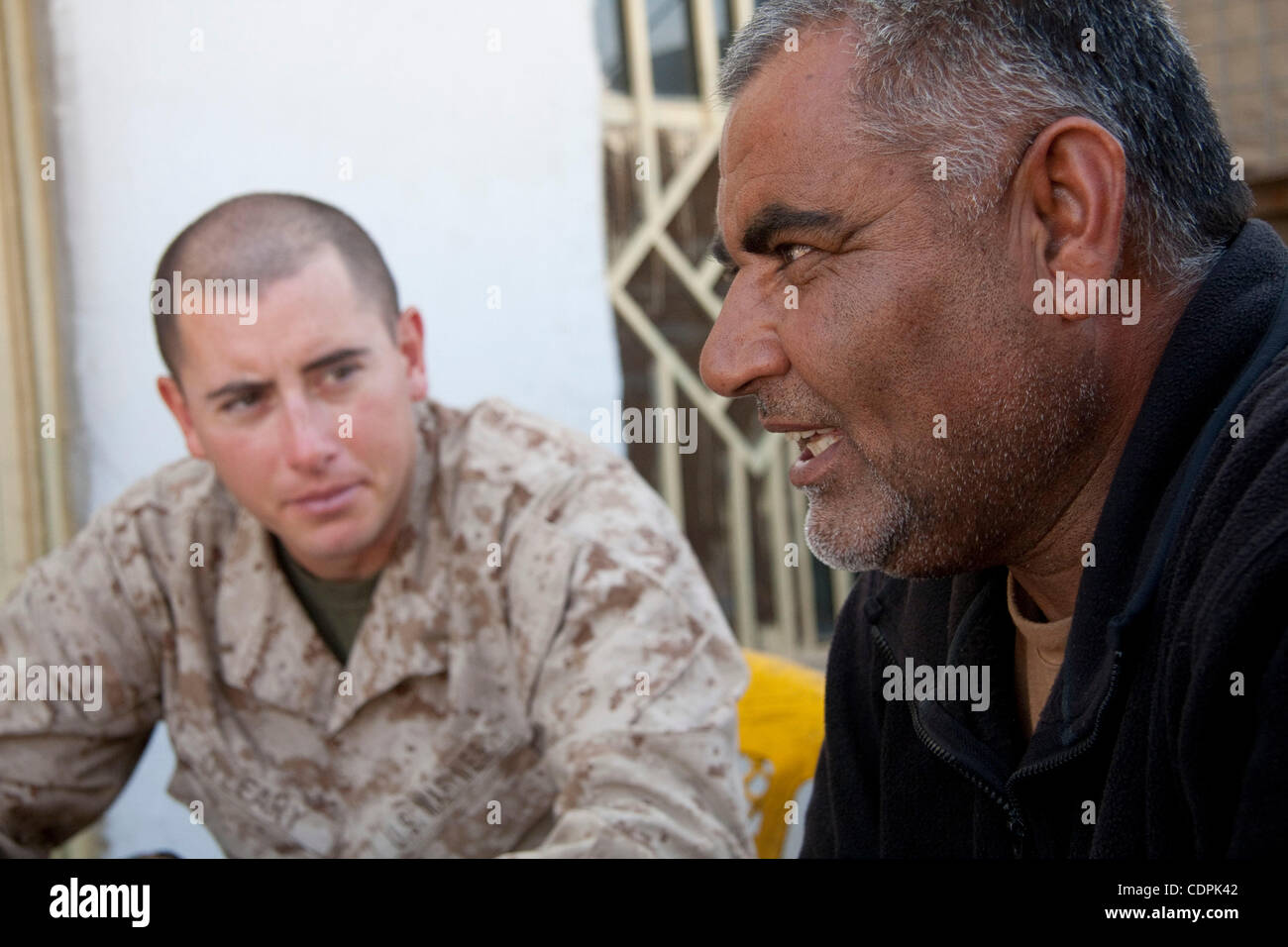 Apr 25, 2011 - Naw Zad, Helmand (Afghanistan) - U.S. Marine 2e LIEUTENANT JOHN O'LEARY, 25, d'Andover, Kansas de Lima compagnie, 3e bataillon du 2e Régiment de Marines parle au capitaine SHAMAMOOD de Nangahar, commandant de la 4e compagnie, 3e Kandak, 2e Régiment du 215e Corps de l'Armée nationale afghane a Banque D'Images