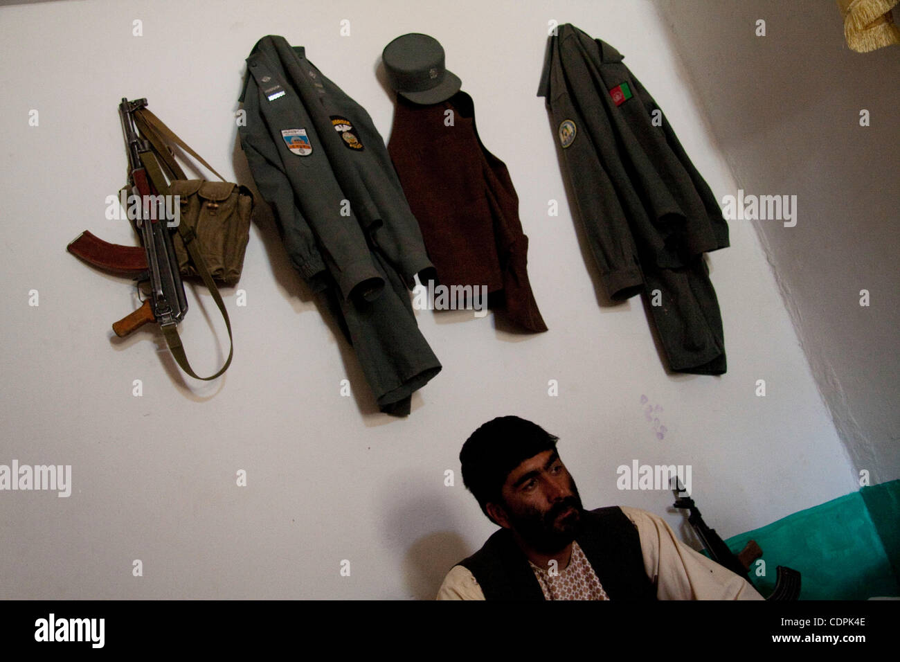 Apr 25, 2011 - Naw Zad, Helmand (Afghanistan) - Le district de Naw Zad le chef de la Police nationale afghane, Abdullah FARIDI, du village de Surkano dans le domaine se trouve dans son bureau au cours d'une réunion avec des correspondants et des Marines américains au siège de la police dans la ville de Naw Zad dans le district de Naw Zad Banque D'Images
