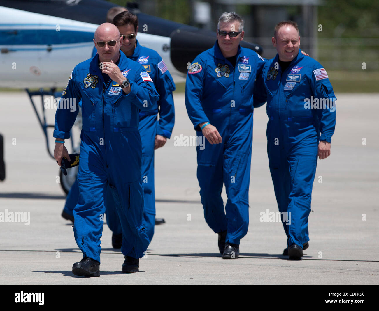 26 avril 2011 - Cap Canaveral, Floride, États-Unis - Le commandant Mark KELLY et de l'équipage de la mission STS-134 de la navette Endeavour adresses médias après son arrivée au Centre spatial Kennedy de la NASA. (Crédit Image : © Joel Kowsky/ZUMApress.com) Banque D'Images