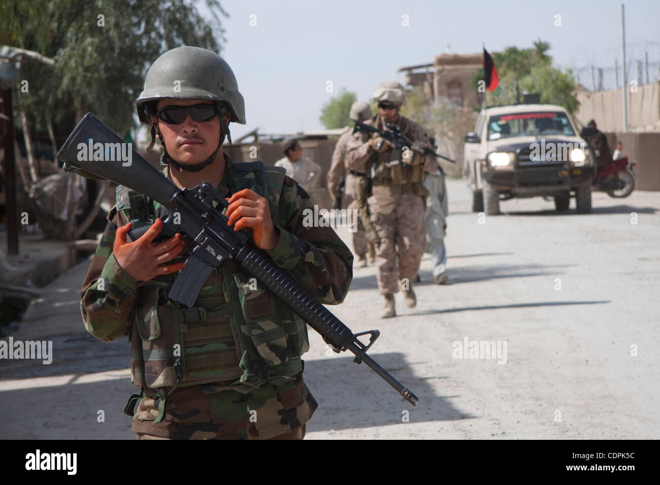 Apr 27, 2011 - Ville de Naw Zad, Naw Zad district, Helmand, Afghanistan - Un soldat de l'ANA à partir de la 4e compagnie, 3e Kandak, 2e Brigade du 215e Corps de l'Armée nationale afghane assure la région au cours d'une patrouille conjointe avec les Marines de Lima compagnie, 3e bataillon du 2e Régiment de Marines dans le Bazar de Naw Zad dans N Banque D'Images