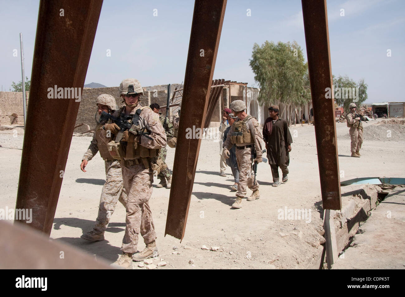 Apr 27, 2011 - Ville de Naw Zad, district de Naw Zad, Helmand (Afghanistan) - Marines de Lima compagnie, 3e bataillon du 2e Régiment de Marines col tordu des poutres d'acier au cours d'une patrouille conjointe avec des soldats de l'ANA à partir de la 4e compagnie, 3e Kandak, 2e Brigade du 215e Corps de l'Armée nationale afghane dans le Bazar de Naw Zad Banque D'Images