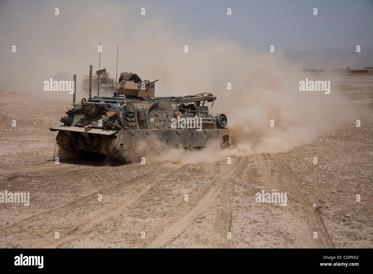 10 mai 2011 - Khatki, province de Helmand, Afghanistan - Un réservoir de récupération du Corps des Marines des États-Unis pendant l'utilisation de manoeuvres Rocky Point dans la ville de Musa Qala dans Khatki district dans la province de Helmand, en Afghanistan. Le but de l'opération Rocky Point était de perturber le commerce de l'opium à l'un des bazars dans Banque D'Images