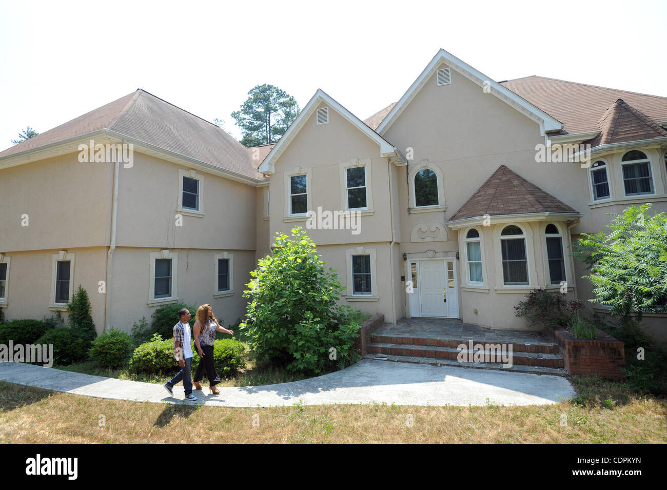 23 mai 2011 - Lithonia, GA, États-Unis - LITHONIA, GA - 22 MAI : Danitta (CQ) Ross, 39 ans, et son fils Sharif Mewa, 21 ans, anciennement de Hempstead, Long Island, N.Y., en dehors d'une grande maison qu'elle attend pour fermer sur à Lithonia, la Géorgie dans la région métropolitaine d'Atlanta le dimanche, Mai 22, 2011. Les données du recensement montrent les Africains américains Banque D'Images