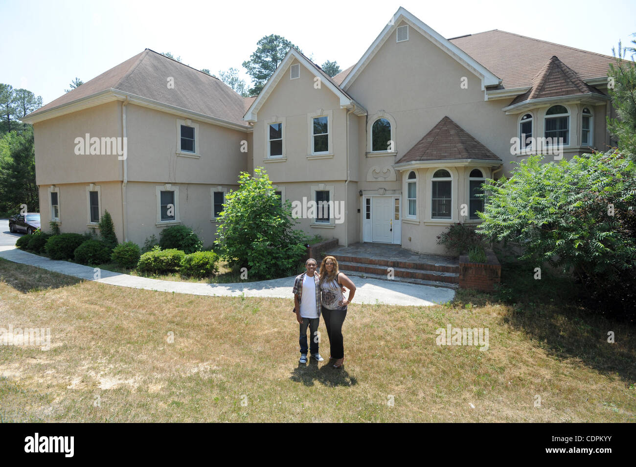 23 mai 2011 - Lithonia, GA, États-Unis - LITHONIA, GA - 22 MAI : Danitta (CQ) Ross, 39 ans, et son fils Sharif Mewa, 21 ans, anciennement de Hempstead, Long Island, N.Y., en dehors d'une grande maison qu'elle attend pour fermer sur à Lithonia, la Géorgie dans la région métropolitaine d'Atlanta le dimanche, Mai 22, 2011. Les données du recensement montrent les Africains américains Banque D'Images