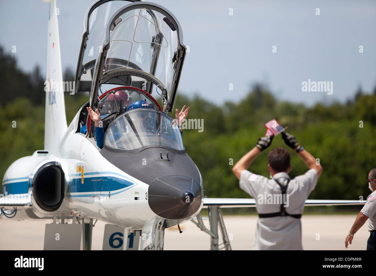 Cap Canaveral, Floride, États-Unis - Le Capitaine de frégate Chris Ferguson et le spécialiste de mission SANDRA MAGNUS park leur T-38 à l'atterrissage sur l'après-midi du 4 juillet 2011. La dernière mission du Programme de la navette spatiale, STS-135, est prévue pour décoller le 8 juillet 2011 et va livrer des fournitures à Banque D'Images