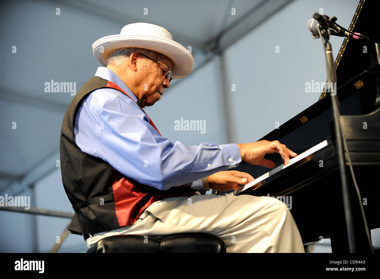 8 mai 2011 - La Nouvelle Orléans, Louisiane, USA - Musicien ELLIS MARSALIS joue sur le septième jour de la New Orleans Jazz & Heritage Festival, qui se déroule à la Fair Grounds Race Course situé à La Nouvelle-Orléans.. Copyright 2011 Jason Moore (crédit Image : © Jason Moore/ZUMAPRESS.com) Banque D'Images