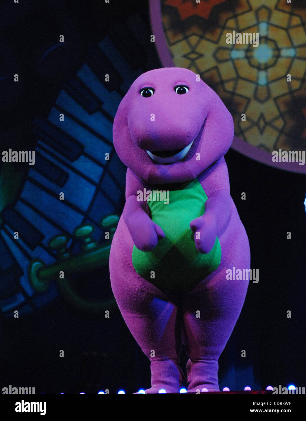 Apr 30 11 Norfolk Virginie Etats Unis Barney L Epreuve Preferee De Dinosaure Mauve Apporte Ses Amis Pour Son Anniversaire Bash A L Centre Constant A Norfolk En Virginie Credit Image 169