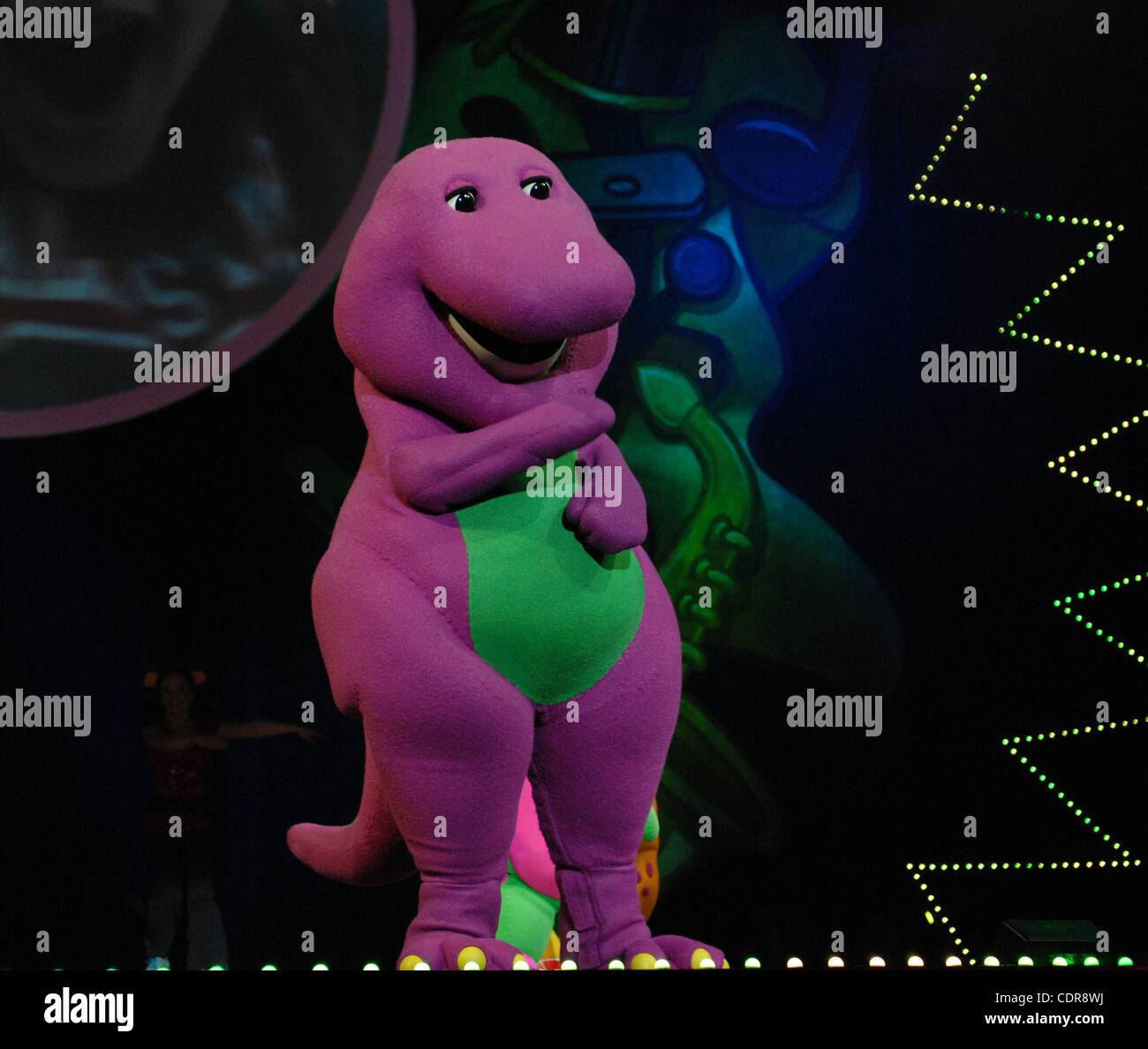 Apr 30 11 Norfolk Virginie Etats Unis Barney L Epreuve Preferee De Dinosaure Mauve Apporte Ses Amis Pour Son Anniversaire Bash A L Centre Constant A Norfolk En Virginie Credit Image 169