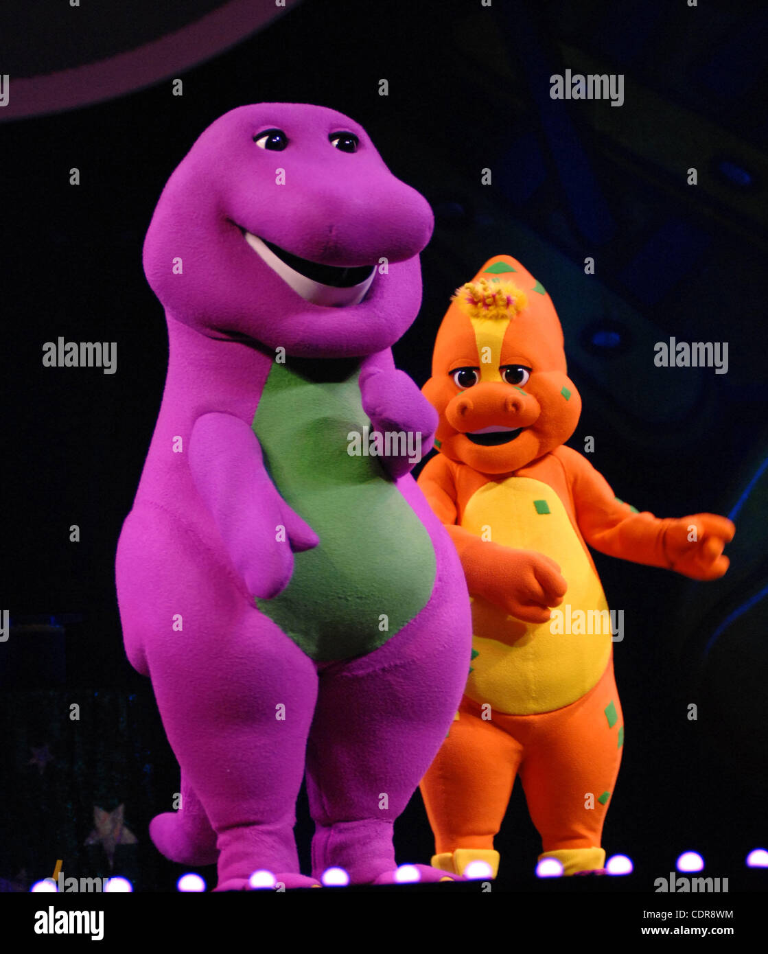 Apr 30 11 Norfolk Virginie Etats Unis Barney L Epreuve Preferee De Dinosaure Mauve Apporte Ses Amis Pour Son Anniversaire Bash A L Centre Constant A Norfolk En Virginie Credit Image 169