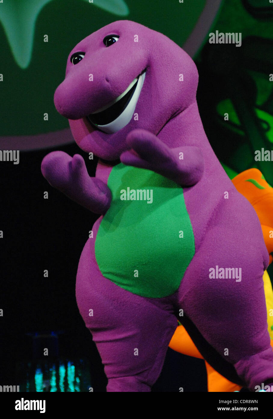 Apr 30 11 Norfolk Virginie Etats Unis Barney L Epreuve Preferee De Dinosaure Mauve Apporte Ses Amis Pour Son Anniversaire Bash A L Centre Constant A Norfolk En Virginie Credit Image 169