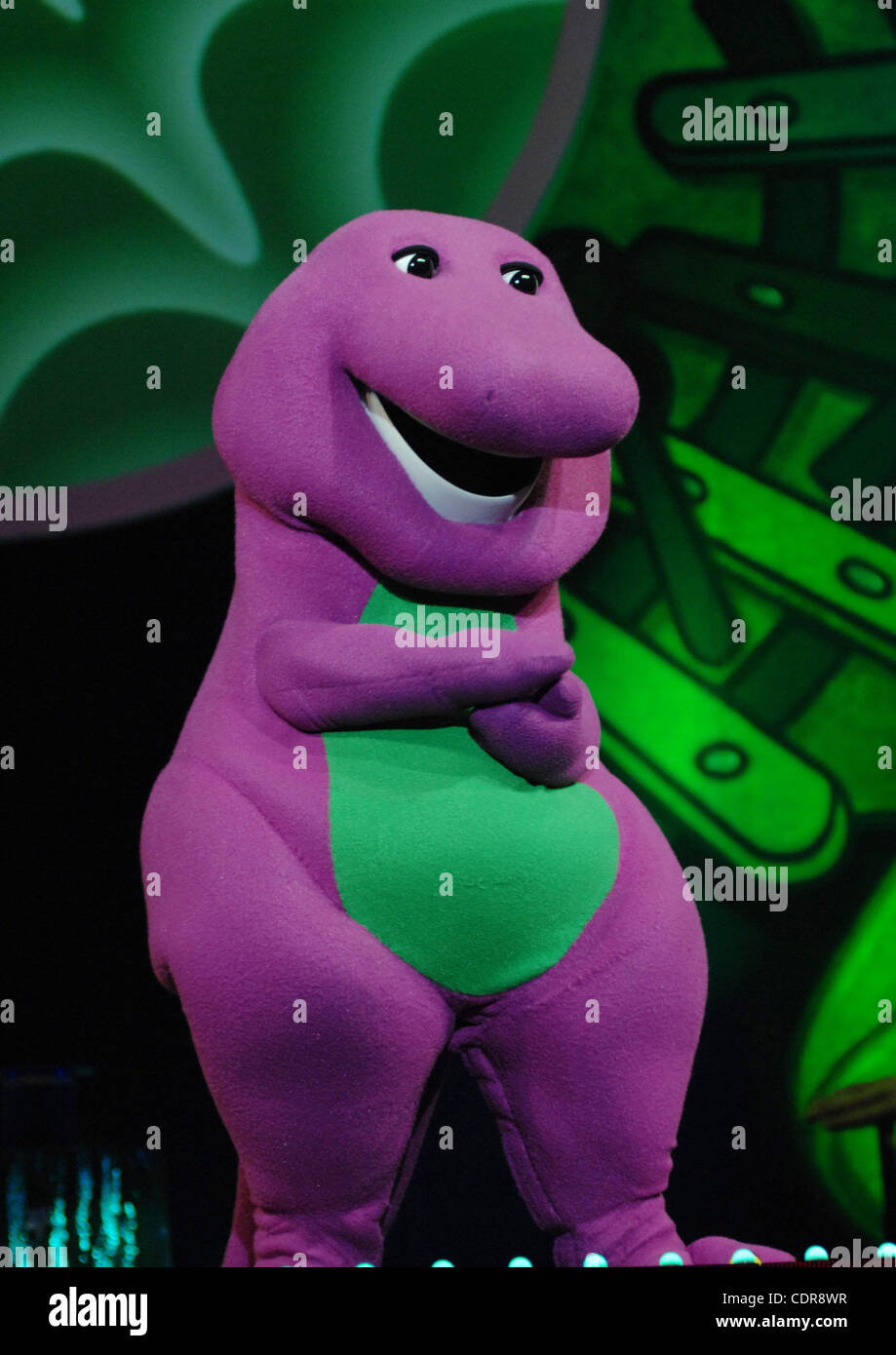 Apr 30 11 Norfolk Virginie Etats Unis Barney L Epreuve Preferee De Dinosaure Mauve Apporte Ses Amis Pour Son Anniversaire Bash A L Centre Constant A Norfolk En Virginie Credit Image 169