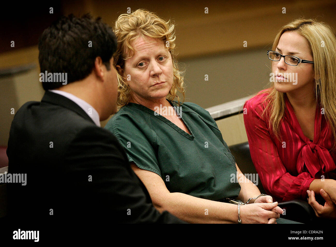 Jun 10, 2011 - Ft. Lauderdale, Florida, USA - JANE GONZALEZ, 46 ans, a été emprisonné sans caution depuis le 31 mai, il est accusé de tentative de meurtre pour avoir dit ses deux enfants de déboucler la ceinture de sécurité, il y a puis faire adopter la voiture dans un garage. (Photo) JANE GONZALEZ parle à ses avocats Banque D'Images