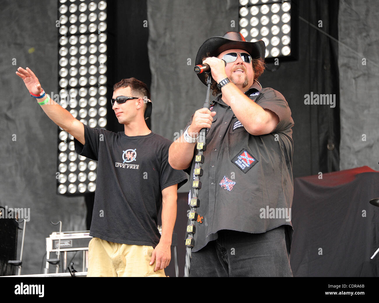 Jun 18, 2011 - Roanoke Rapids, North Carolina, USA - Chanteur COLT FORD introduit un soldat qui fait partie de la programme pour les soldats blessés pendant qu'il effectue dans le cadre de la première assemblée annuelle Rapids Jam Festival de musique country qui a lieu à Roanoke Rapids. Les trois jours du festival attirera des milliers Banque D'Images