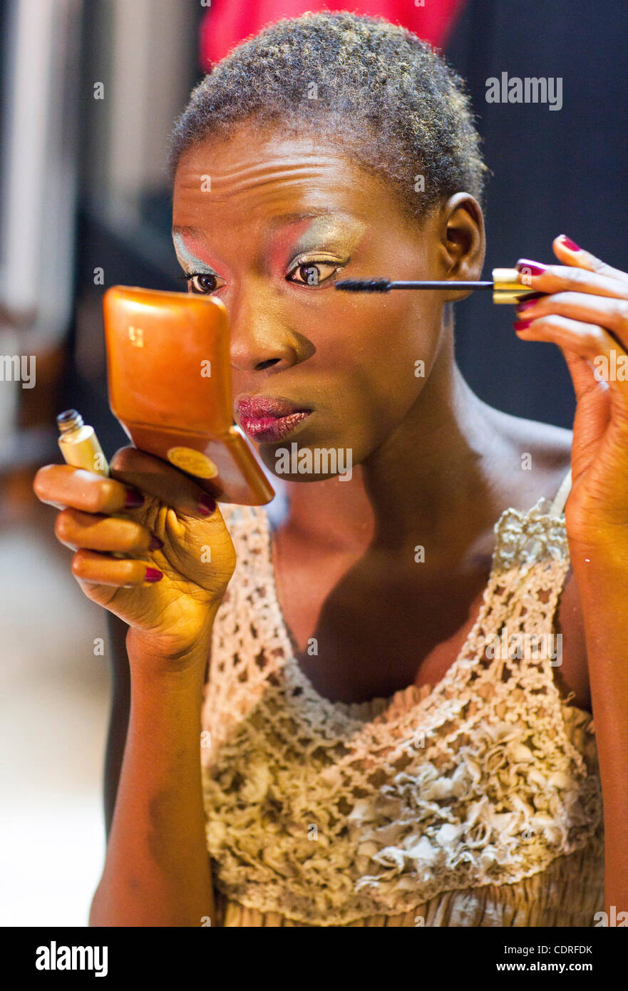 07 juillet 2011 - Dakar, Sénégal - modèle sénégalais applique son maquillage Backstage pendant la Semaine de la mode de Dakar 2011. (Crédit Image : Banque D'Images