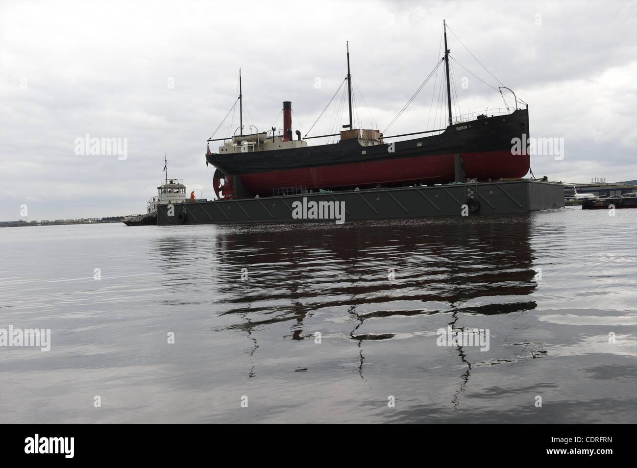 Juillet 13, 2011 - Londres, Angleterre, Royaume-Uni - Le SS Robin, le seul navire à vapeur dans le monde, revient à Londres après avoir été construit il y a 121 ans, et l'objet d'une rénovation importante sur un ponton de plusieurs millions de livres. (Crédit Image : © Mark Makela/ZUMAPRESS.com) Banque D'Images