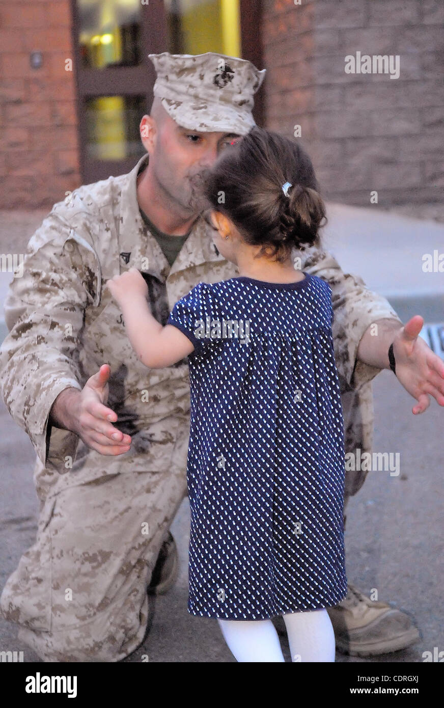8 mai 2011 - Oceanside, CA, USA - Mai 08, 201 - Camp Pendleton, en Californie, Etats-Unis - Le Cpl. Robert S. Schmitt, de la 2/1 H&S Co. revient d'une tournée de 7 mois en Afghanistan est accueilli par sa famille. Le 2/1 est un niveau d'un bataillon de l'unité d'infanterie composée d'infanterie de marine et du personnel de soutien. (Crédit Banque D'Images