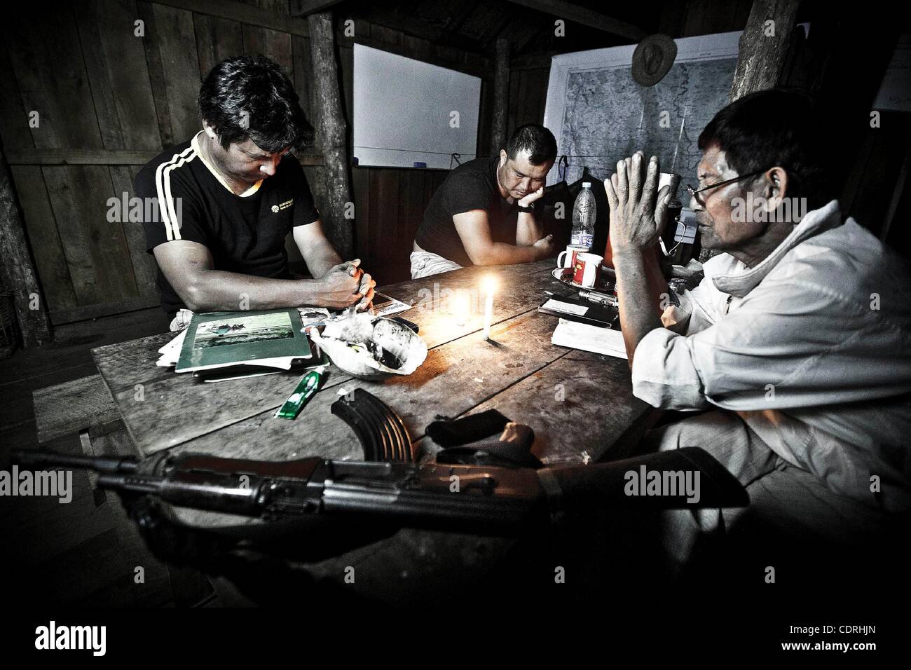 2 juin 2011 - L'État Karen, Karen, en Birmanie - assis autour d'une table, l'ALNK membres détiennent une soirée réunion de prière. L'ALNK sont l'un des principaux groupes ethniques insurgés qui luttent pour l'indépendance de l'actuel gouvernement birman. (Crédit Image : Â© Narciso Contreras/zReportage.com/ZUMA) Banque D'Images