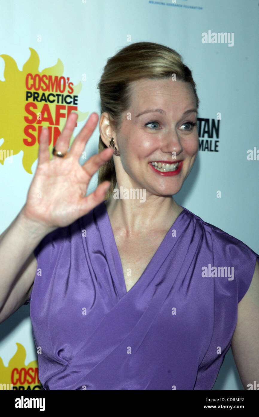 29 juin 2011 - New York, New York, États-Unis - Laura Linney arrive pour le Magazine Cosmopolitan's ''pratique Safe Sun'' Prix à Hearst Tower à New York le 29 juin 2011.(Image Crédit : © Sharon Neetles Globe/ZUMAPRESS.com)/Photos Banque D'Images