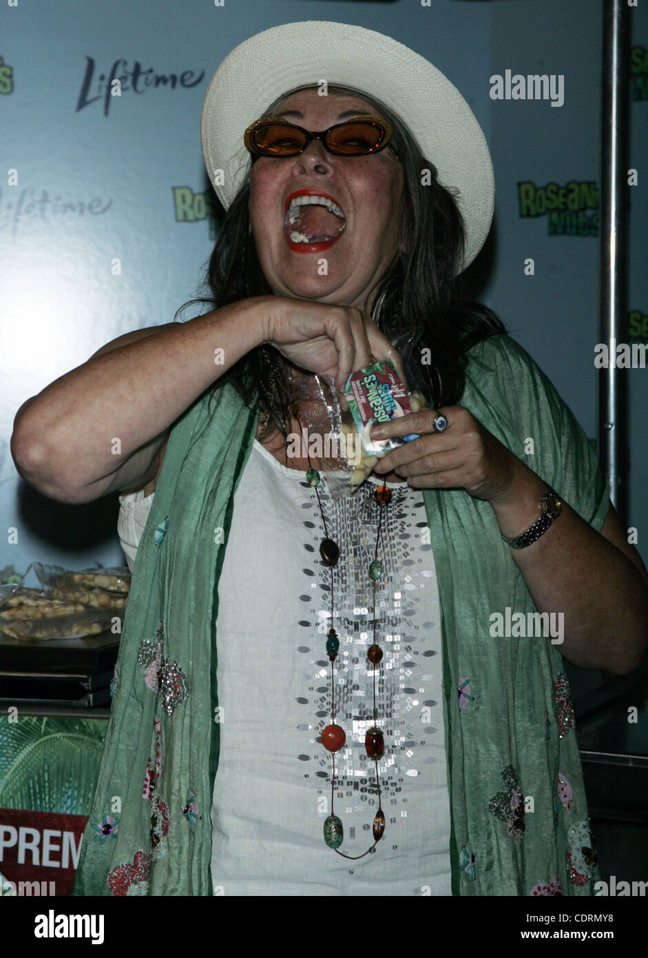 13 juillet 2011 - New York, New York, États-Unis - Roseanne Barr fait la promotion de sa nouvelle émission de télévision vie ''Roseanne's Nuts'' à Chelsea Market. (Crédit Image : © Sharon Neetles/Globe Photos/ZUMAPRESS.com) Banque D'Images