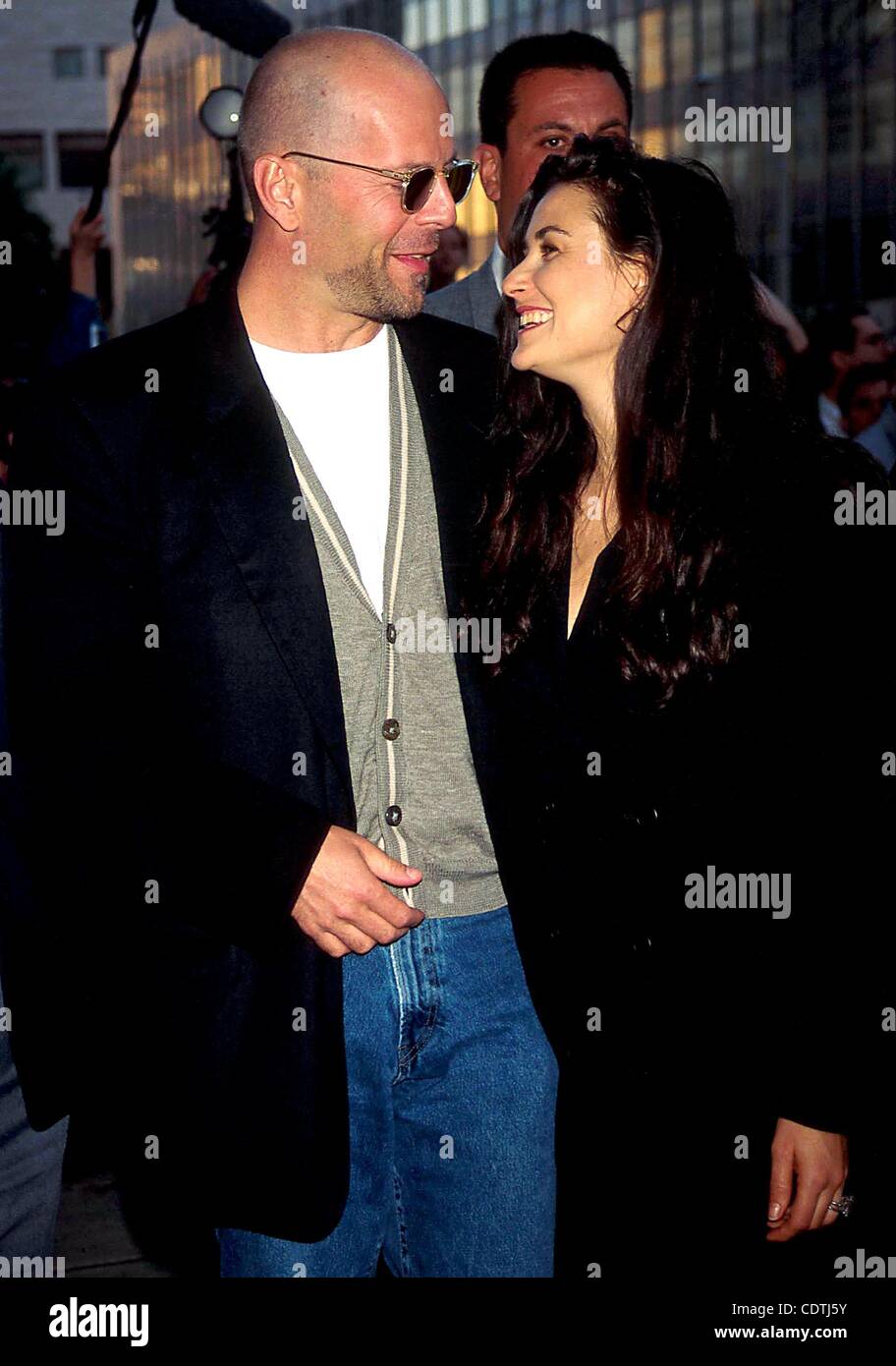 K1569AR0515 SD.''DIE Hard With A Vengeance'' PREMIERE À NEW YORK New York. BRUCE WILLIS DEMI MOORE. / 1995 Crédit : Image(Â© Andrea Renault/monde/ZUMAPRESS.com) Photos Banque D'Images