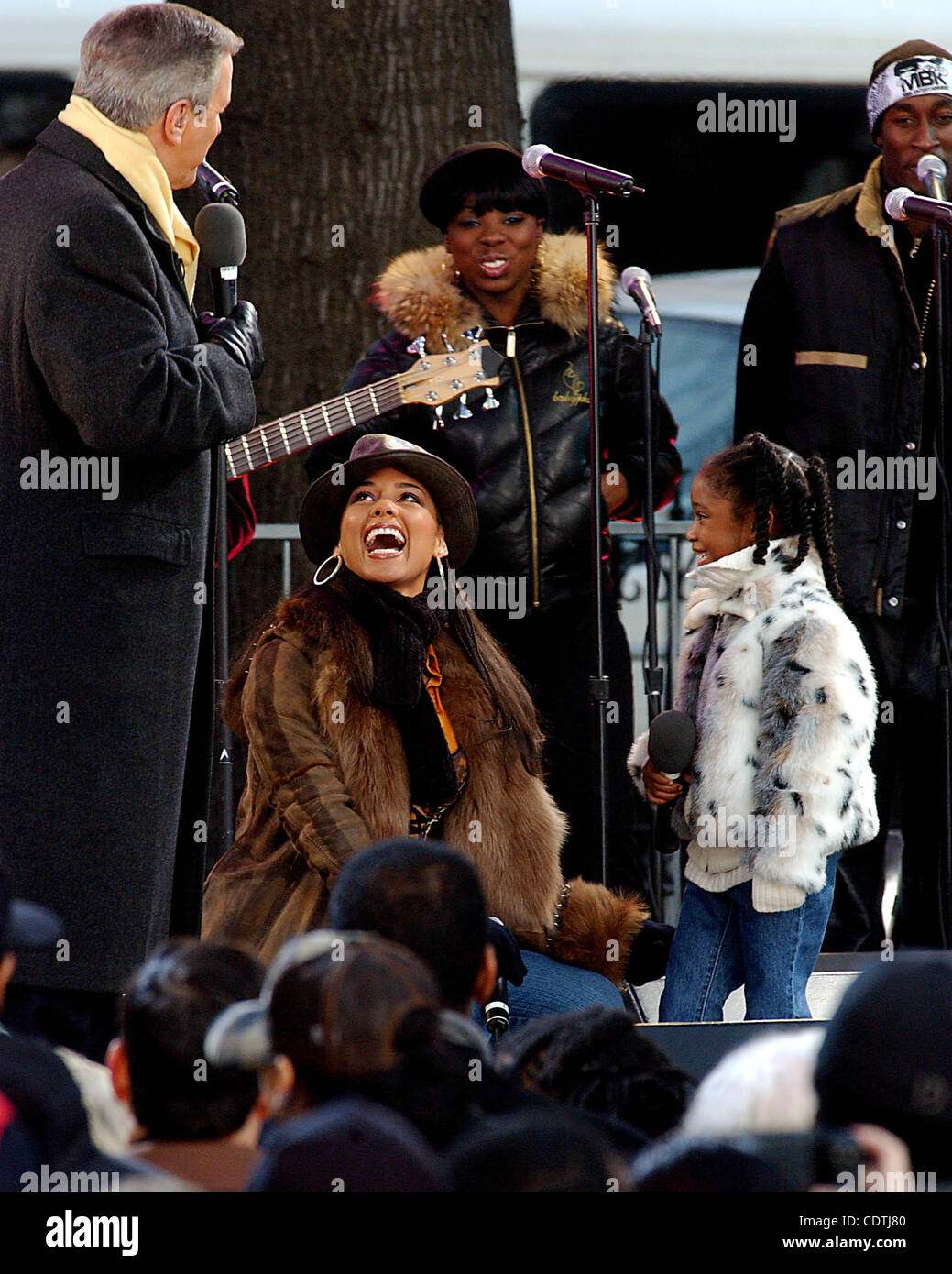 K34323AR.ALICIA KEYS JOUE SUR GOOD MORNING AMERICA À MARCUS GARVEY PARK À NEW YORK New York.11/26/2003. / 2003.CHARLES GIBSON et alicia keys(Credit Image : Â© Andrea Renault/monde/ZUMAPRESS.com) Photos Banque D'Images