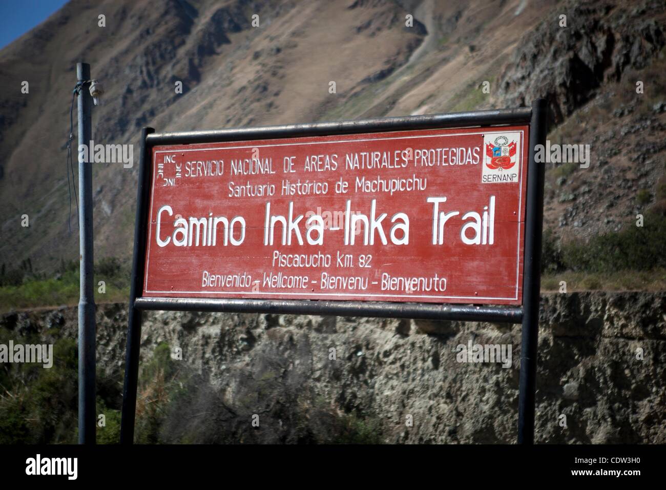 Juillet 10, 2011 - Machu Picchu, Cusco, Pérou - Un panneau affichant le chemin de l'Inka Trail qui mène au Machu Picchu. Les touristes adorent l'énigmatique citadelle Inca de Machu Picchu au Pérou en haut des Andes. Les Incas Machu Picchu construit au sommet d'un pic andin 7 970 pieds (2 430 mètres) de haut. Le Pérou a célébré le 100e un Banque D'Images