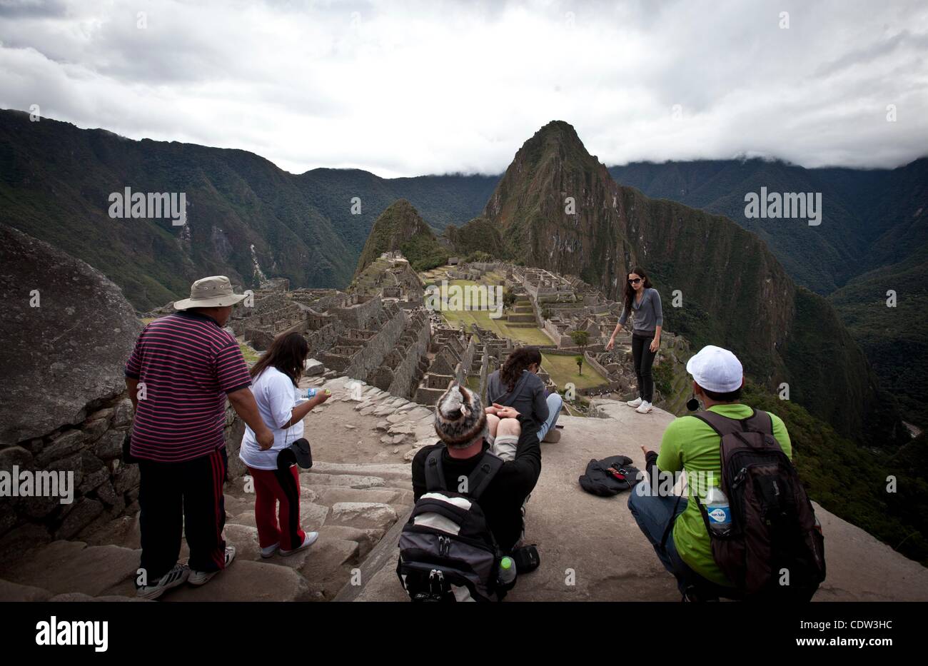 Juillet 10, 2011 - Machu Picchu, Cusco, Pérou -'asseoir une profiter de la vue de l'ancienne ville de Machu Picchu. Les touristes adorent l'énigmatique citadelle Inca de Machu Picchu au Pérou en haut des Andes. Les Incas Machu Picchu construit au sommet d'un pic andin 7 970 pieds (2 430 mètres) de haut. Le Pérou a célébré le 100t Banque D'Images