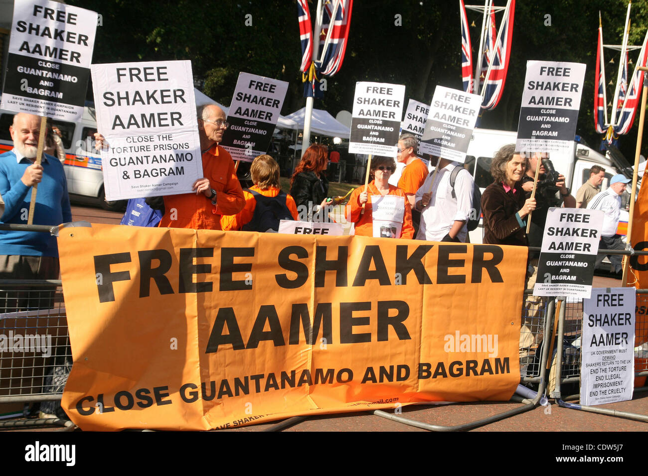 Les protestataires manifester devant le palais de Buckingham contre la détention de Shaker Aamer à Guantanamo que le président américain Barack Obama arrive à passer la nuit Banque D'Images