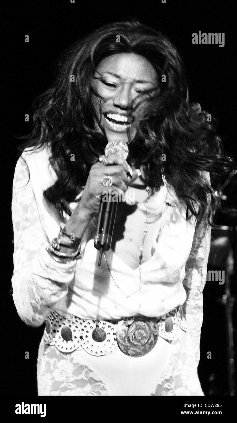 27 juin 2011 - Los Angeles, Californie, États-Unis - Bonnie Pointer .en l'honneur de la sympathique maison LA 60E ANNIVERSAIRE:The Pointer Sisters Live eu lieu au Roxy Theatre West Hollywood, CA. Le 27 juin 2011.-(L'image Crédit : Â©/TLeopold ZUMAPRESS.com)/Photos Globe Banque D'Images