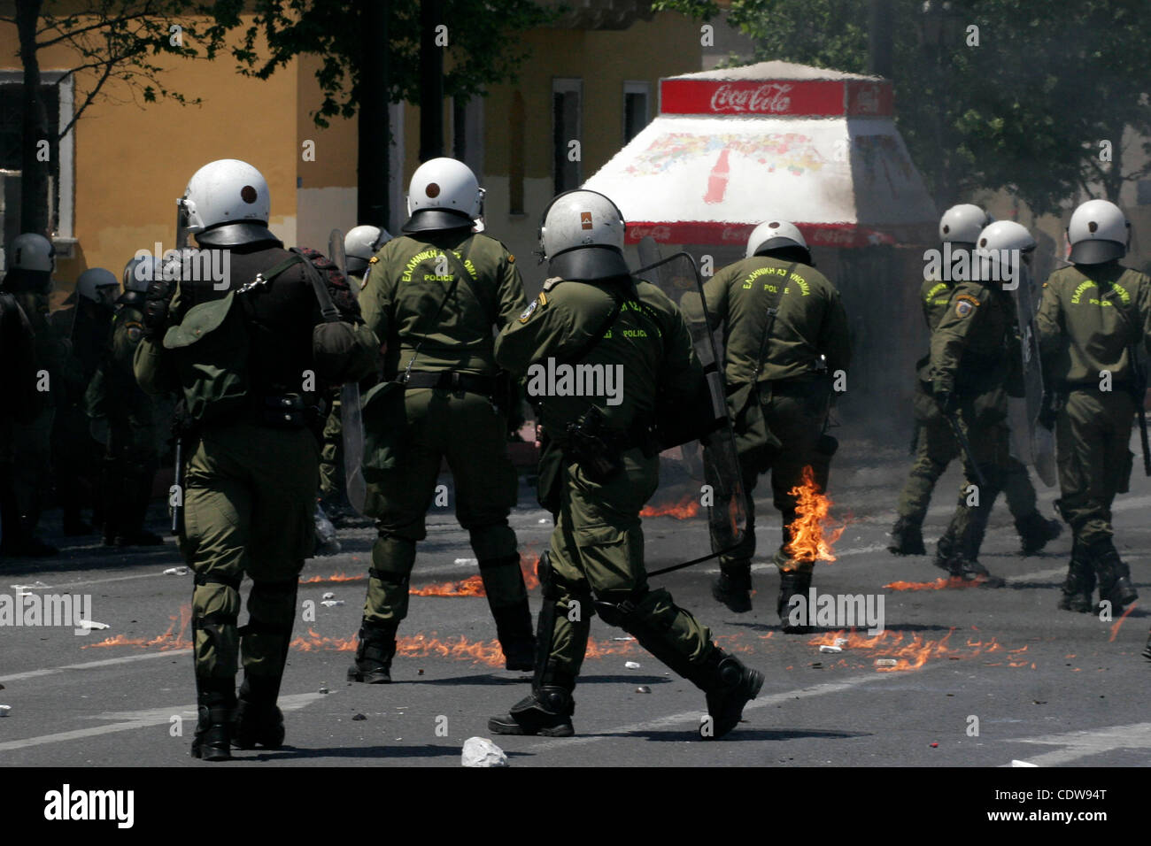 11 mai 2011 - Athènes, Grèce - Plusieurs centaines de jeunes ont lancé des projectiles, pétards et des cocktails Molotov sur les policiers, qui ont riposté avec des salves de gaz lacrymogène et de grenades assourdissantes.La Grèce a été paralysée mercredi par une grève générale à l'échelle nationale que des centaines d'thousansa de salariés et fonctionnaires walke Banque D'Images