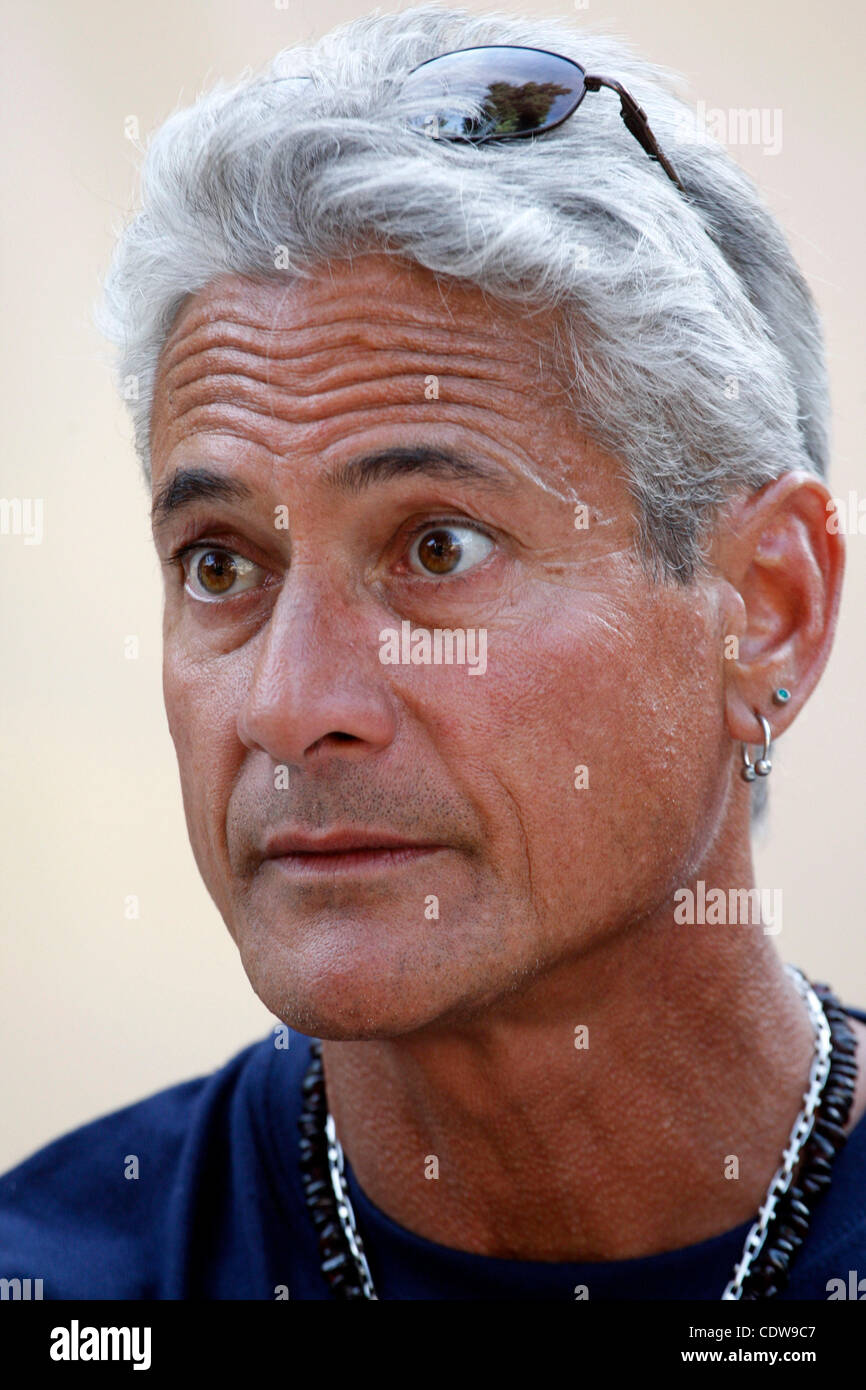 22 mai 2011 - Athènes, Grèce - quatre fois médaillé d'or olympique Greg Louganis était un des juges de la Red Bull Cliff Diving event au lac Vouliagmeni. (Crédit Image : © Vafeiadakis ZUMAPRESS.com) Aristidis/ Banque D'Images