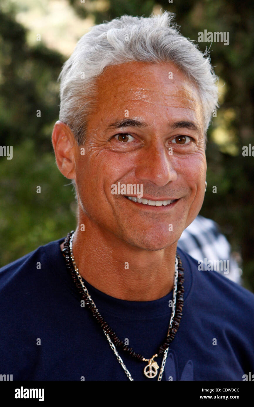 22 mai 2011 - Athènes, Grèce - quatre fois médaillé d'or olympique Greg Louganis était un des juges de la Red Bull Cliff Diving au lac Vouliagmeni. (Crédit Image : © Vafeiadakis ZUMAPRESS.com) Aristidis/ Banque D'Images