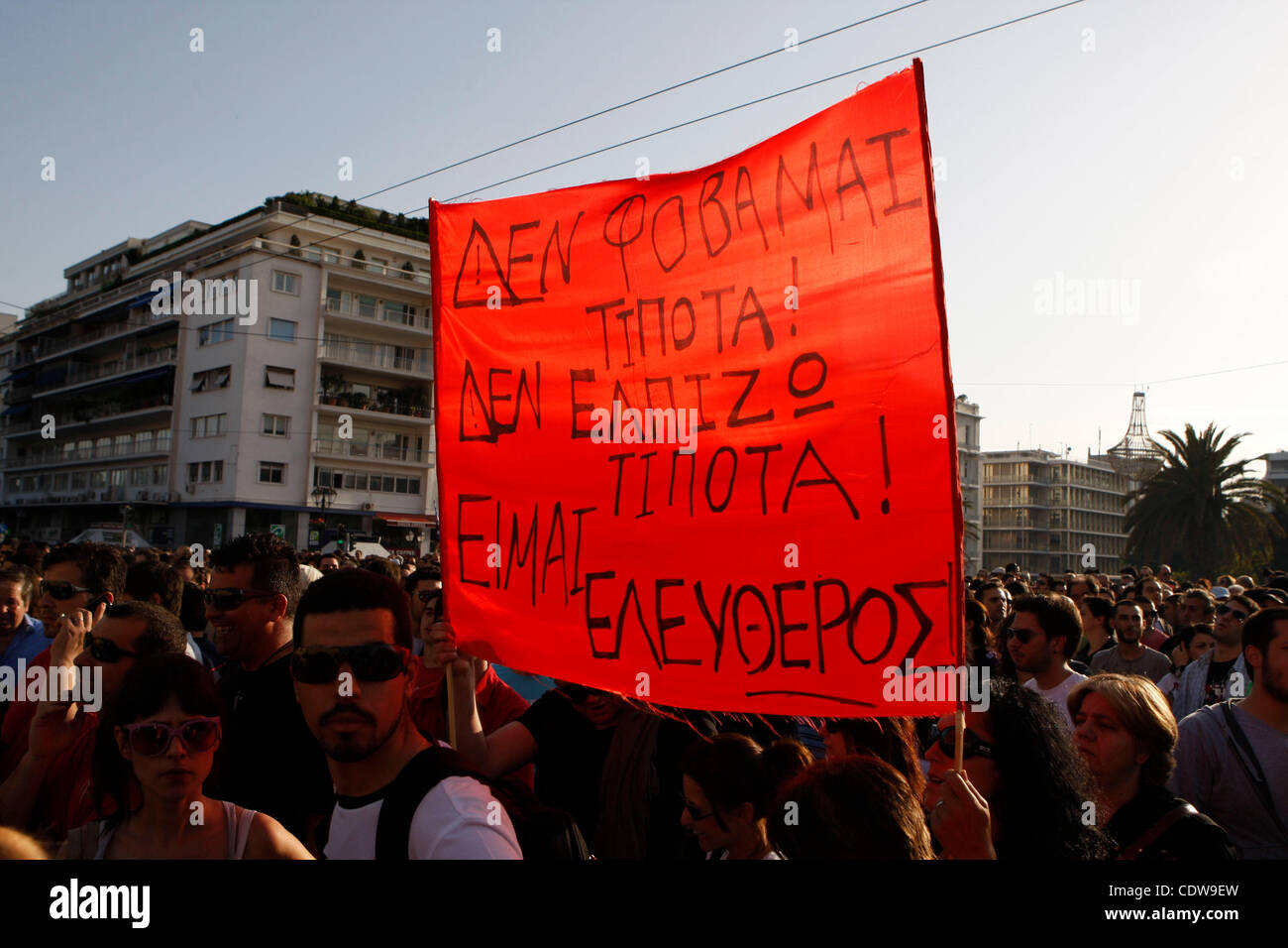 25 Mai 11 Athenes Grece Un Manifestant Tient Une Banderole Devant Le Parlement Grec Qui Dit J Espere Rien Je Ne Crains Rien Je Suis Libre Citation De Nikos Kazantzakis Auteur