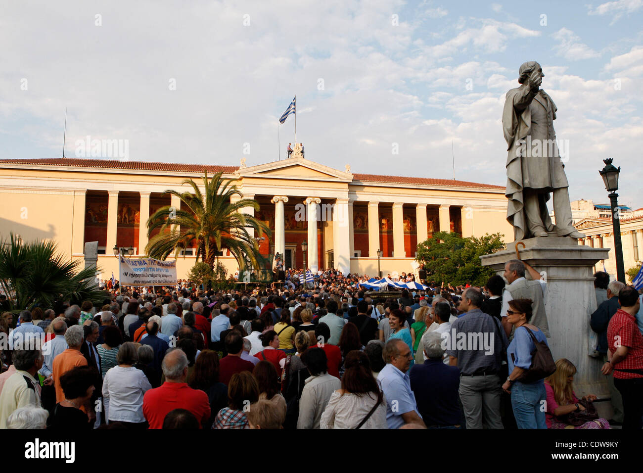 31 mai 2011 - Athènes, Grèce - compositeur grec Mikis Theodorakis, prononce un discours lors d'une manifestation pacifique contre les mesures d'austérité à l'extérieur de l'Université d'Athènes. (Crédit Image : © Vafeiadakis ZUMAPRESS.com) Aristidis/ Banque D'Images
