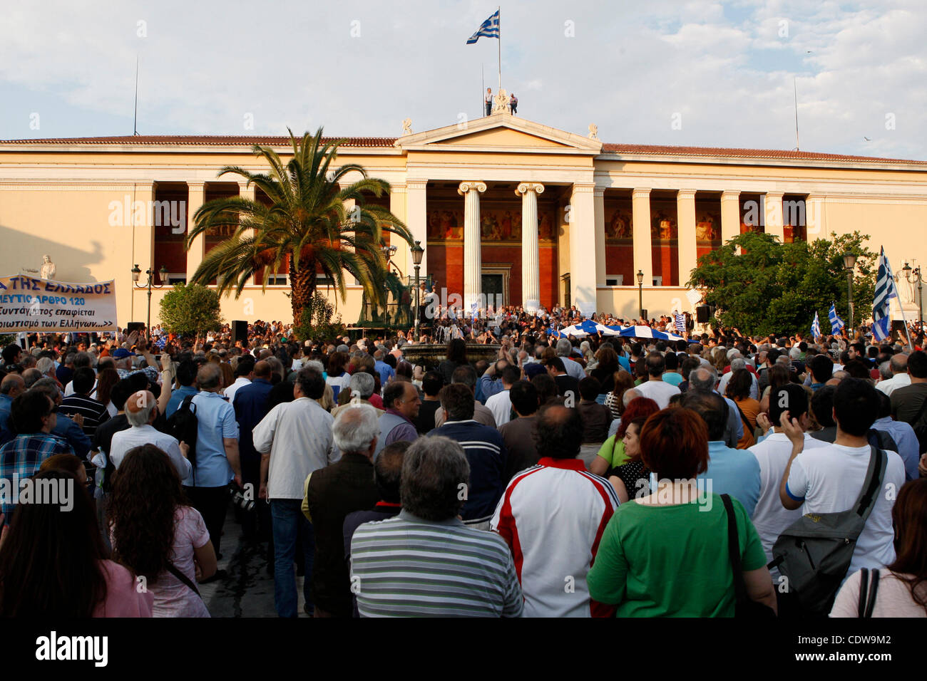 31 mai 2011 - Athènes, Grèce - compositeur grec Mikis Theodorakis, prononce un discours lors d'une manifestation pacifique contre les mesures d'austérité à l'extérieur de l'Université d'Athènes. (Crédit Image : © Vafeiadakis ZUMAPRESS.com) Aristidis/ Banque D'Images